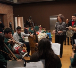 Su Majestad la Reina conversó con los jóvenes integrantes de la Orquesta, que le explicaron como elaboran sus instrumentos
